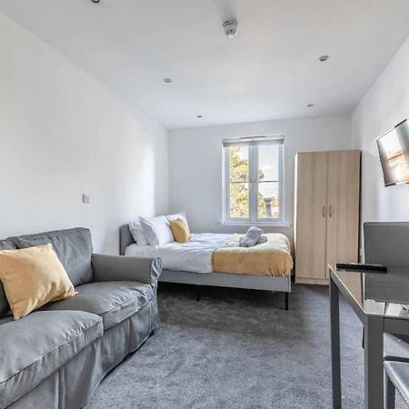 Modern Apartment On Egham High St And Close To Royal Holloway Exteriör bild