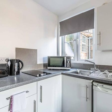 Modern Apartment On Egham High St And Close To Royal Holloway Exteriör bild