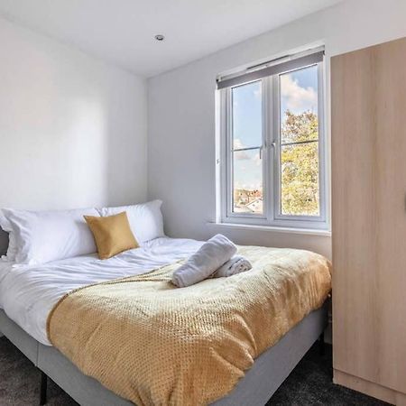 Modern Apartment On Egham High St And Close To Royal Holloway Exteriör bild