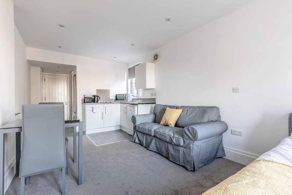 Modern Apartment On Egham High St And Close To Royal Holloway Exteriör bild