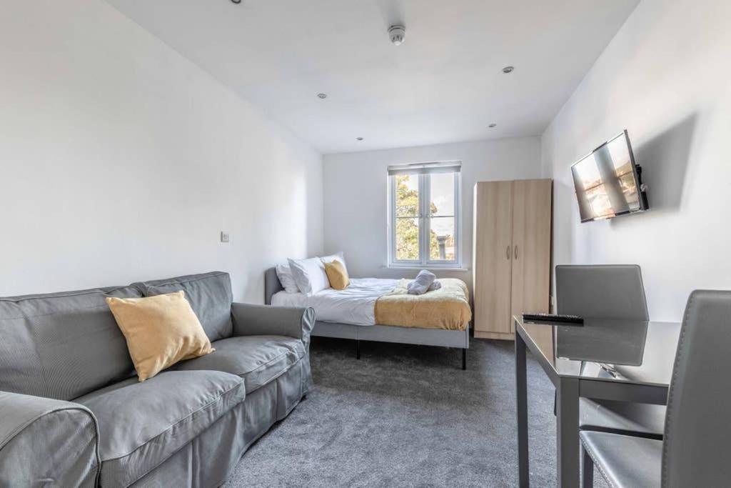 Modern Apartment On Egham High St And Close To Royal Holloway Exteriör bild