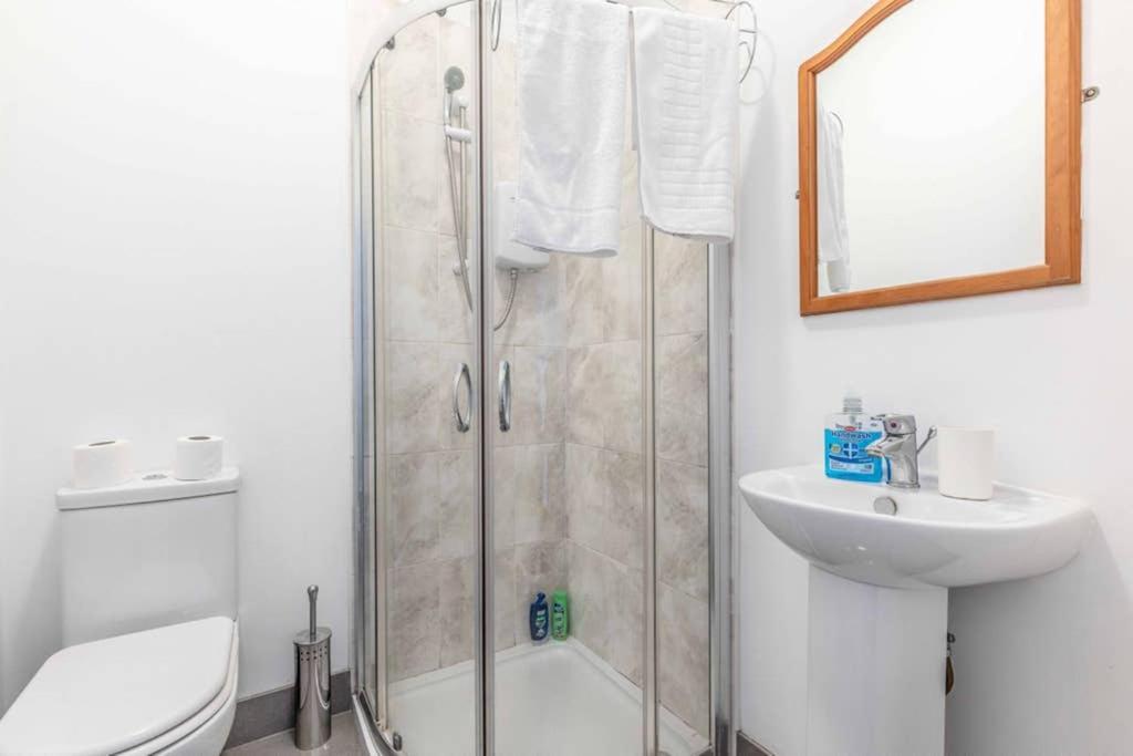 Modern Apartment On Egham High St And Close To Royal Holloway Exteriör bild