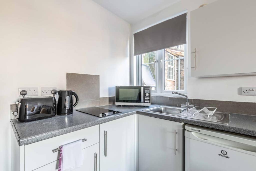 Modern Apartment On Egham High St And Close To Royal Holloway Exteriör bild