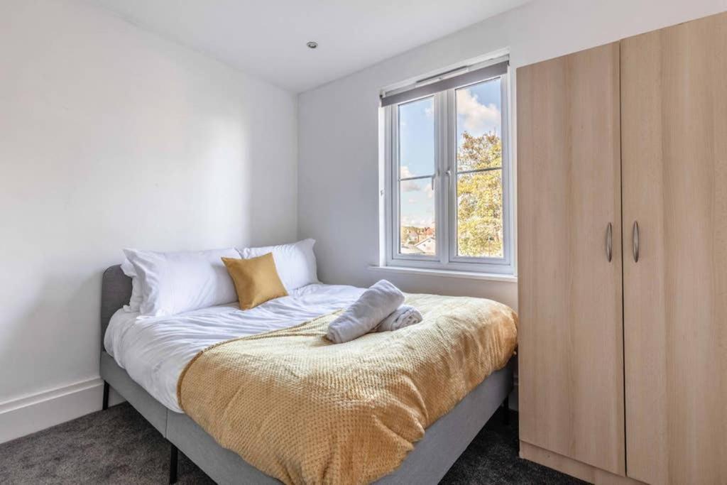 Modern Apartment On Egham High St And Close To Royal Holloway Exteriör bild