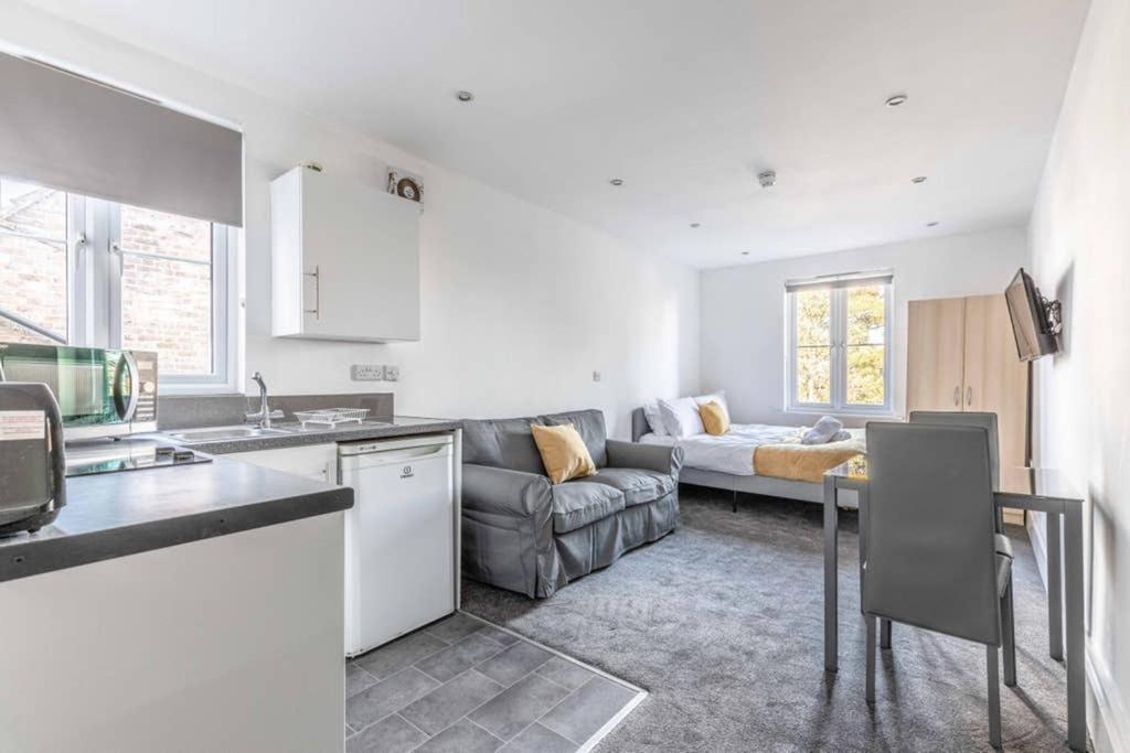 Modern Apartment On Egham High St And Close To Royal Holloway Exteriör bild